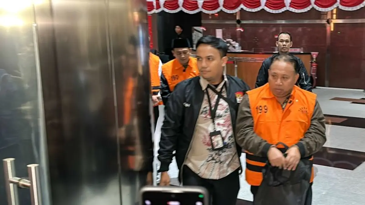 Rektor Universitas Jenderal Soedirman (Unsoed) Prof. Akhmad Sodiq (kanan) dan Wakil Rektor Bidang Kemahasiswaan Prof. Norman Arie Prayogo (kiri) berjalan menuju mobil tahanan setelah Komisi Pemberantasan Korupsi menetapkan keduanya sebagai tersangka kasus dugaan korupsi, di Gedung Merah Putih KPK, Jakarta, Sabtu (22/8/2026). ANTARA/Rio Feisal.
