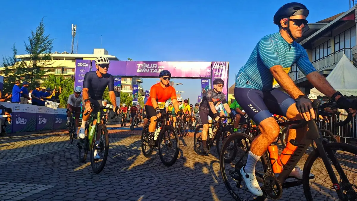 Peserta Tour de Bintan 2026 dilepas Wakil Gubernur Kepulauan Riau (Kepri), Nyangyang Haris Pratamura di Lagoi Bay, Kawasan Bintan Resorts, Sabtu (22/8/2026). F.Slamet Nofasusanto/Batam Pos.