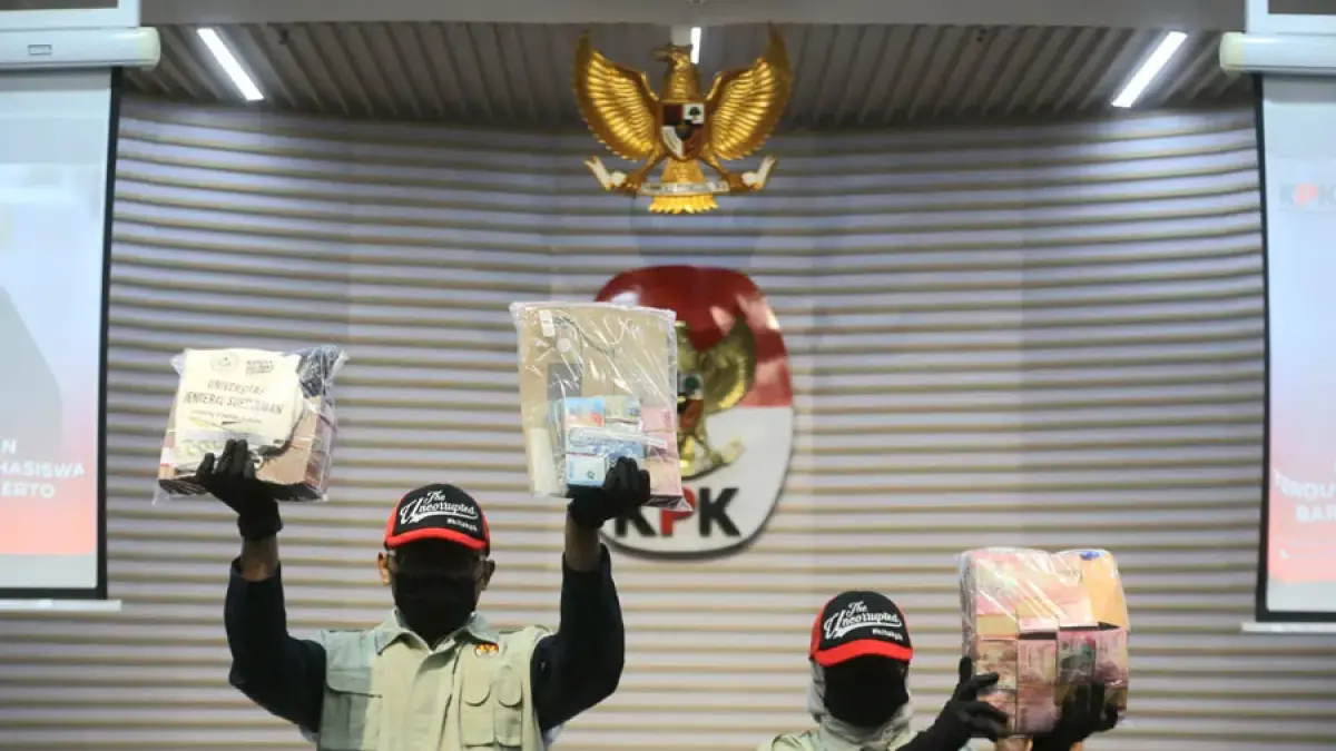 Petugas menunjukkan barang bukti uang hasil OTT KPK yang menjerat Rektor Universitas Jenderal Soedirman (Unsoed) Purwokerto, Jawa Tengah, dalam konferensi pers di Gedung Merah Putih KPK, Jakarta, Jumat (21/8/2026). (Dery Ridwansah/ JawaPos.com)