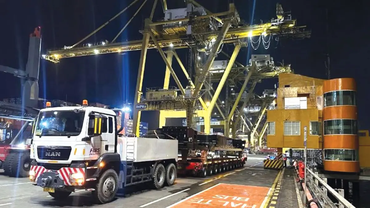 PT Industri Kereta Api atau PT INKA (Persero) mengirimkan tiga unit platform lokomotif ke Australia untuk United Group Limited (UGL). Foto: jawapos.com