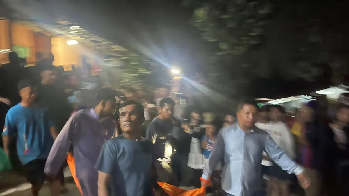 Seorang pria ditemukan meninggal dunia dalam kondisi tergantung di sebuah pohon di kawasan Bukit Rindang, Kelurahan Buliang, Kecamatan Batuaji, Batam, Jumat (21/8) sore.