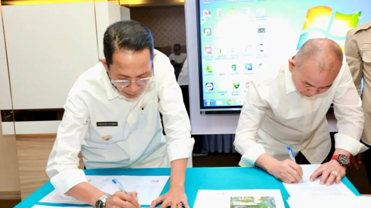 Wali Kota Batam Amsakar Achmad menandatangani perjanjian kerja sama pemanfaatan (KSP) Pasar Induk Jodoh bersama Direktur PT UJKM Yuwanky di Kantor Wali Kota Batam, Selasa (17/3). Foto: DOKUMENTASI PEMKO BATAM UNTUK BATAM POS