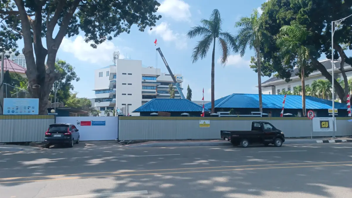 Kantor Imigrasi Kelas I Khusus TPI Batam yang Beralamat di Jalan Engku Putri No.3, Teluk Tering, Kecamatan Batam Kota, Kota Batam. Tampak pengerjaan sedang dilakukan untuk perkuatan struktur bangunan, penataan arsitektur, hingga penambahan lantai, Sabtu (22/8). F. Jamaluddin/Batam Pos