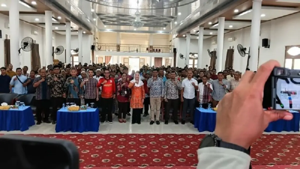 Foto bersama sebelum sosialisasi budidaya kelapa dalam di Natuna, Kepulauan Riau oleh Kementerian Pertanian pada Sabtu (22/8/2026). Foto: ANTARA/Muhamad Nurman