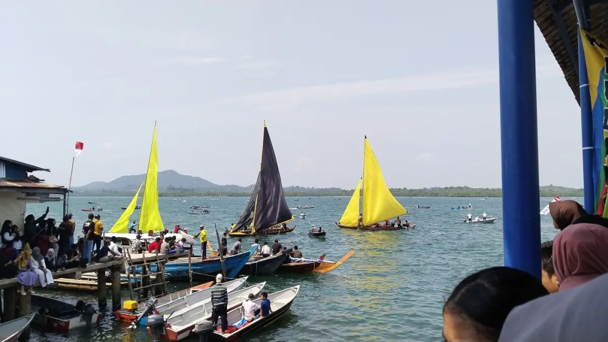 Peserta memacu sampan layar dalam perlombaan sukan laut yang menjadi bagian dari rangkaian puncak HUT Kemerdekaan RI. Tradisi olahraga bahari ini sekaligus menjadi upaya menjaga budaya masyarakat pesisir agar tetap lestari. Foto: Rengga Yuliandra/Batam Pos