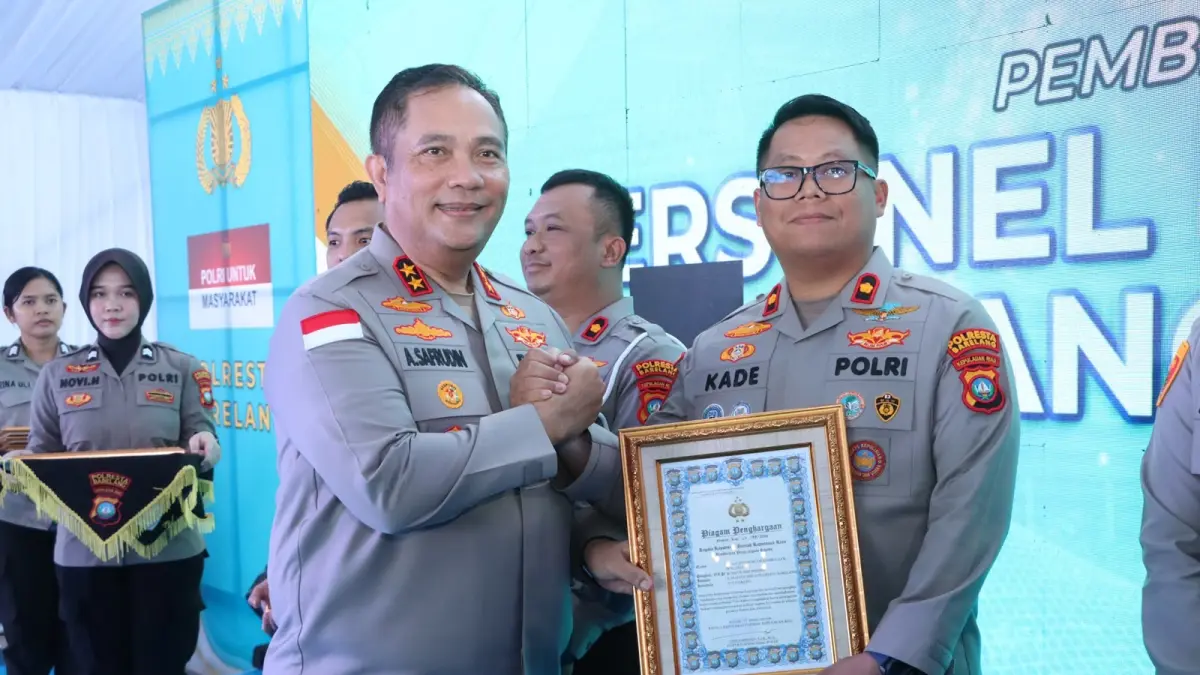 Kapolda Kepri Irjen Asep Syafruddin memberikan penghargaan kepada Kompol I Kade Dwi Suryawandika beberapa waktu lalu. F.ist