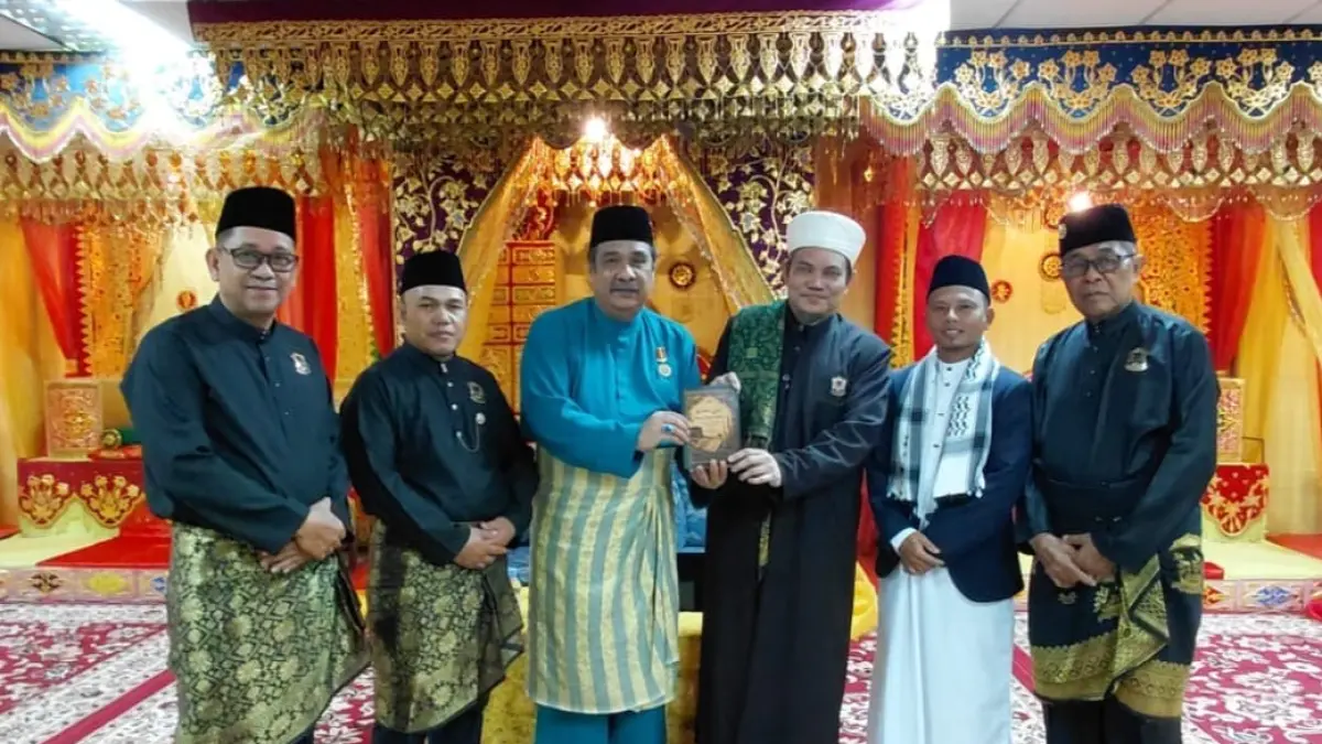 Ketua Umum LAM Kota Batam Dato’ Raja Muhammad Amin bersama penulis Dato’ Marsapwan dan tamu undangan usai peluncuran buku Nabi Muhammad SAW dalam Pantun Melayu di Gedung LAM Batam. F.M. Sya’ban / Batam Pos 