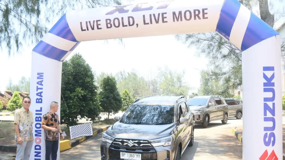 Konsumen menerima kunci Suzuki XL7 terbaru dalam penyerahan perdana di Hotel Ayola Signature Ocarina, Batam Kota, Sabtu (22/8). Dalam 16 hari, pemesanan XL7 terbaru telah menembus 1.300 unit. Foto: Azis Maulana/Batam Pos