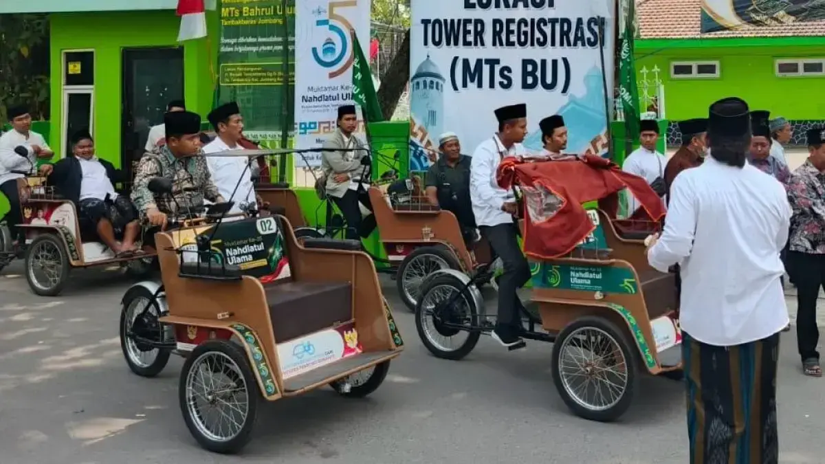 Panitia Muktamar ke-35 NU menggelar simulasi penjemputan peserta menggunakan becak listrik di Kompleks Bahrul Ulum Tambakberas, Jombang. (Radar Jombang)