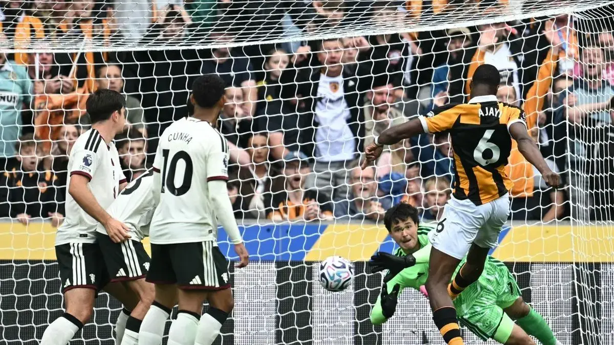 Pemain Hull City, Semi Ajayi (kanan), mencetak gol dalam pertandingan antara Hull City vs Manchester United di Stadion MKM , Kingston upon Hull. (22/2026) .(AFP/PAUL ELLIS)