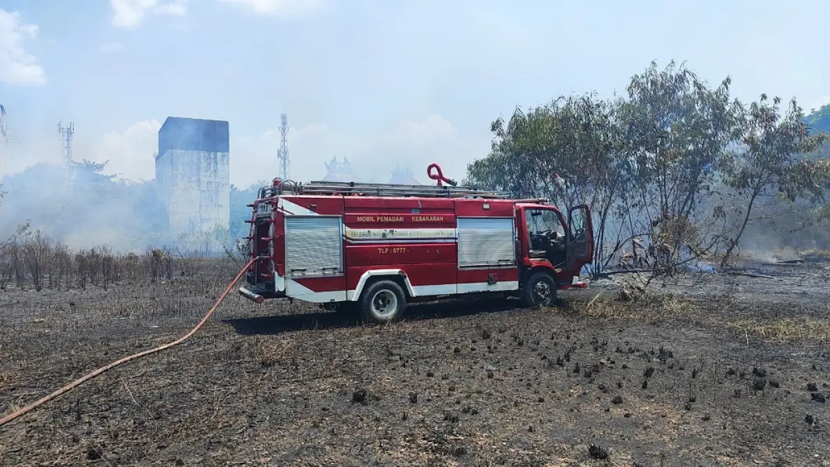 Petugas Damkar melakukan pemadaman api di Kelurahan Sei Lakam Timur. Foto: Istimewa 