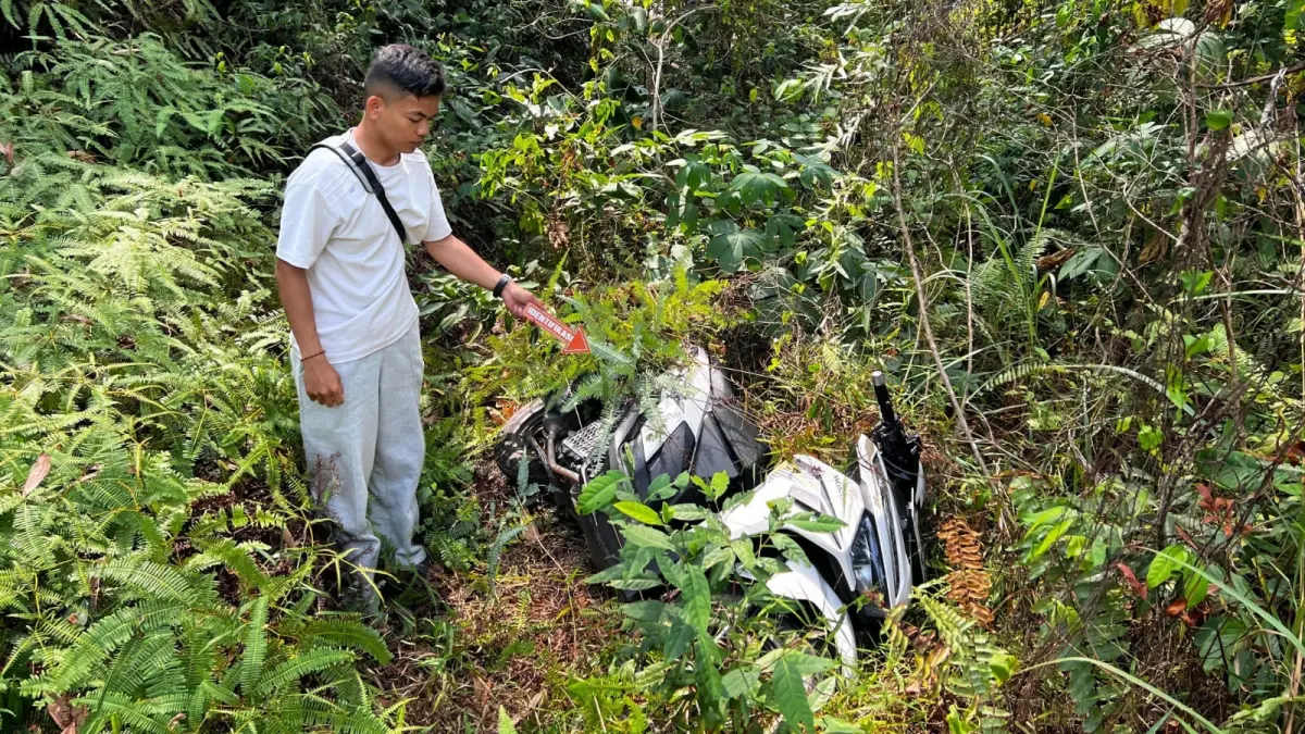 Sepeda motor Honda Vario yang sempat dilaporkan hilang akhirnya ditemukan di semak-semak Kampung Sidodadi. F.Kiriman Yofi untuk Batam Pos.
