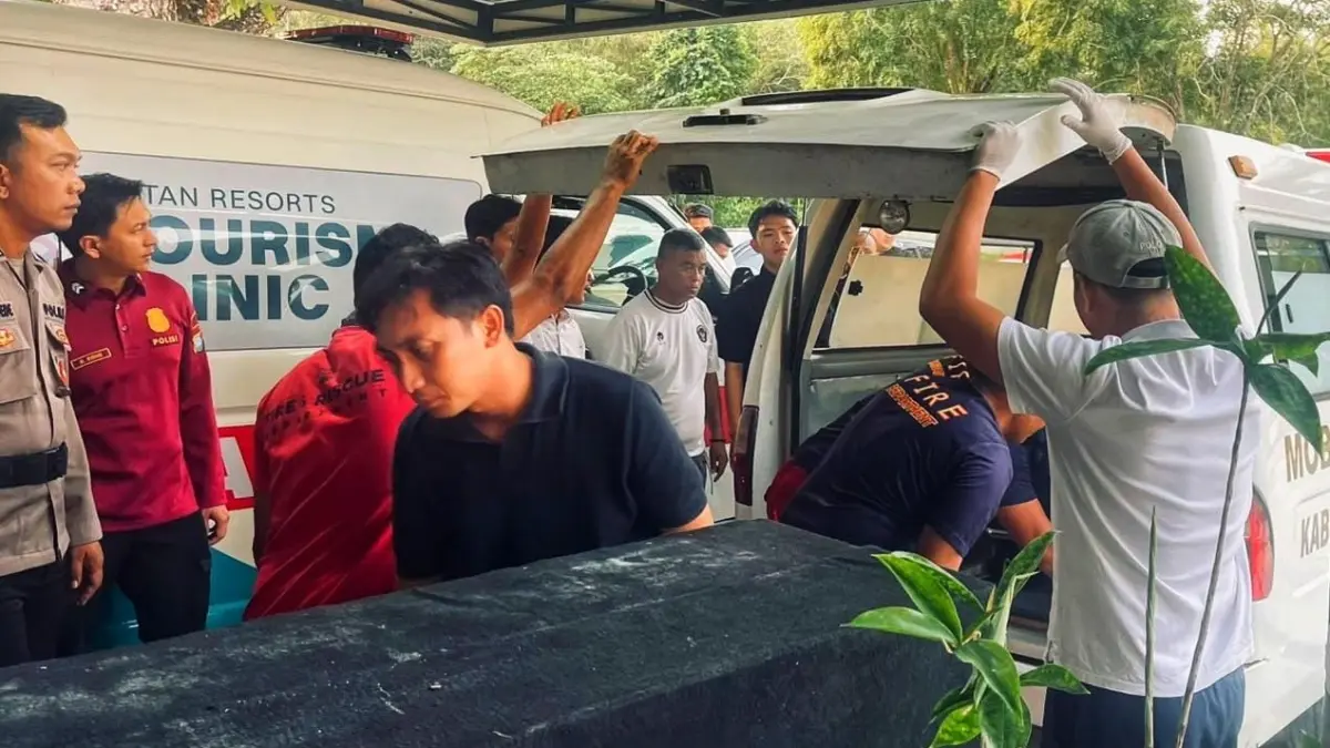 Jenazah warga negara asing asal Swedia saat akan dibawa ke rumah sakit di Tanjungpinang setelah dievakuasi ke Klinik Pariwisata Lagoi, Sabtu (22/8/2026) sore. F.Imigrasi Tanjunguban untuk Batam Pos.