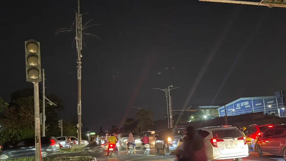 Lampu lalu lintas di Simpang Calista, Batam Center, mati total dari empat arah pada Minggu (23/8) malam. Kondisi itu membuat pengendara saling berebut jalan dan arus lalu lintas menjadi semrawut. Foto: M. Sya’ban / Batam Pos