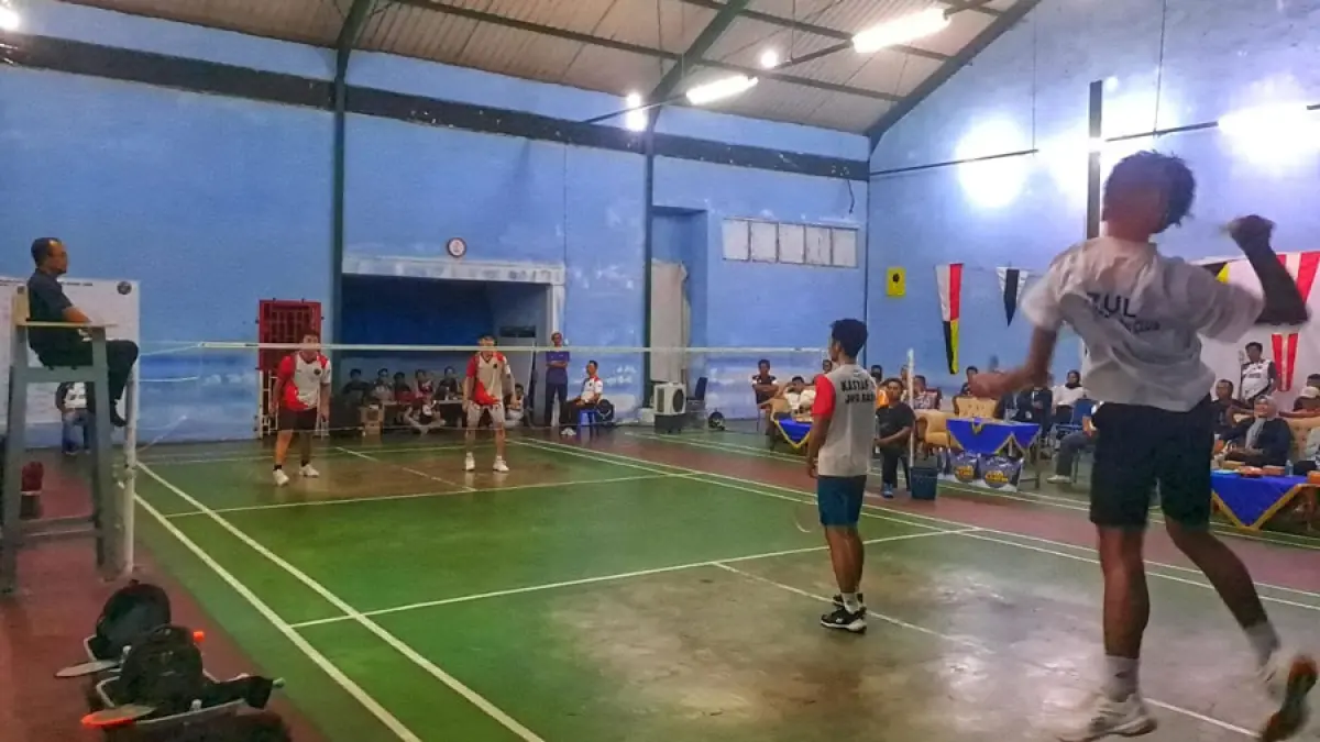 Partai final mempertemukan PB Shark dan PB SAG Batam dalam Turnamen Badminton PB Shark Cup 2026 di GOR Gedung Nasional, Tanjunguban, Minggu (23/8/2026) malam. F.Slamet Nofasusanto/Batam Pos.