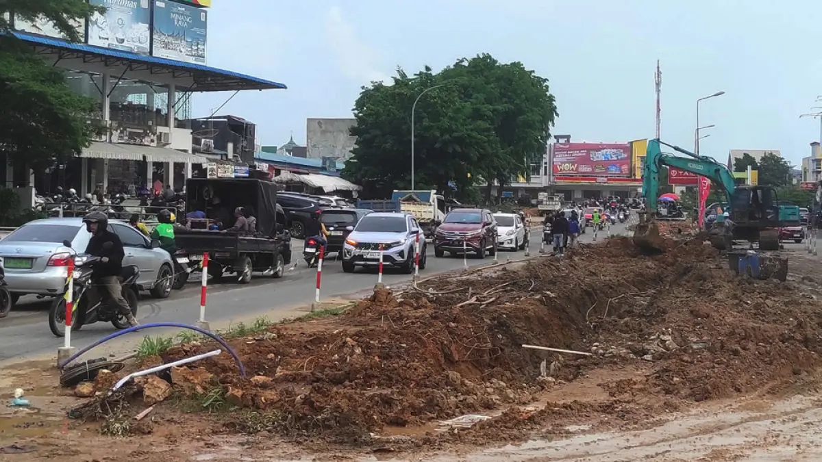 Pekerja melakukan pelebaran Jalan Tengku Sulung, Batam Kota, Rabu (20/5). Pelebaran jalan tersebut diharapkan dapat memperlancar arus lalu lintas dari Taman Raya hingga bundaran SMAN 3 Batam. Foto: CECEP MULYANA/BATAM POS
