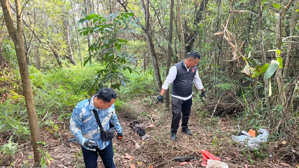 Polisi memeriksa kerangka manusia yang ditemukan di kawasan Hutan Sei Ladi. F.ist