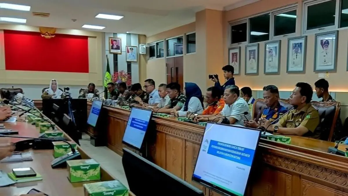 Rapat kesiapsiagaan menghadapi potensi kekeringan dan karhutla di Kantor Bupati Natuna, Provinsi Kepulauan Riau, Senin (24/8/226). ANTARA/Muhamad Nurman