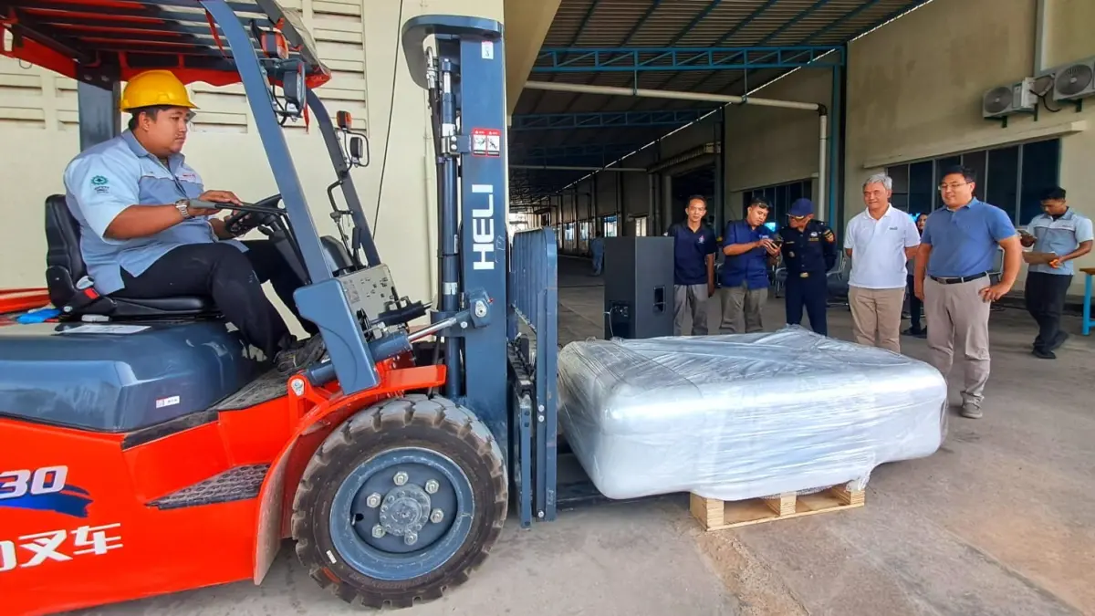 GM PT. BIIE, Aditya Laksamana bersama Pimpinan PT. Shelltec Hydraulic Indonesia, Sheng disaksikan Bea Cukai dan DKUPP Bintan saat proses pemindahan accumulator shell yang akan diekspor ke dalam kontainer di Kawasan BIE, Senin (24/8/2026). F.Slamet Nofasusanto/Batam Pos. 