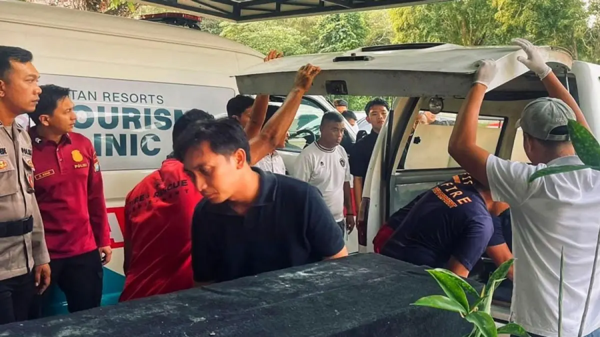 Jenazah warga negara asing asal Swedia saat akan dibawa ke rumah sakit di Tanjungpinang setelah dievakuasi ke Klinik Pariwisata Lagoi, Sabtu (22/8/2026) sore. F.Imigrasi Tanjunguban untuk Batam Pos