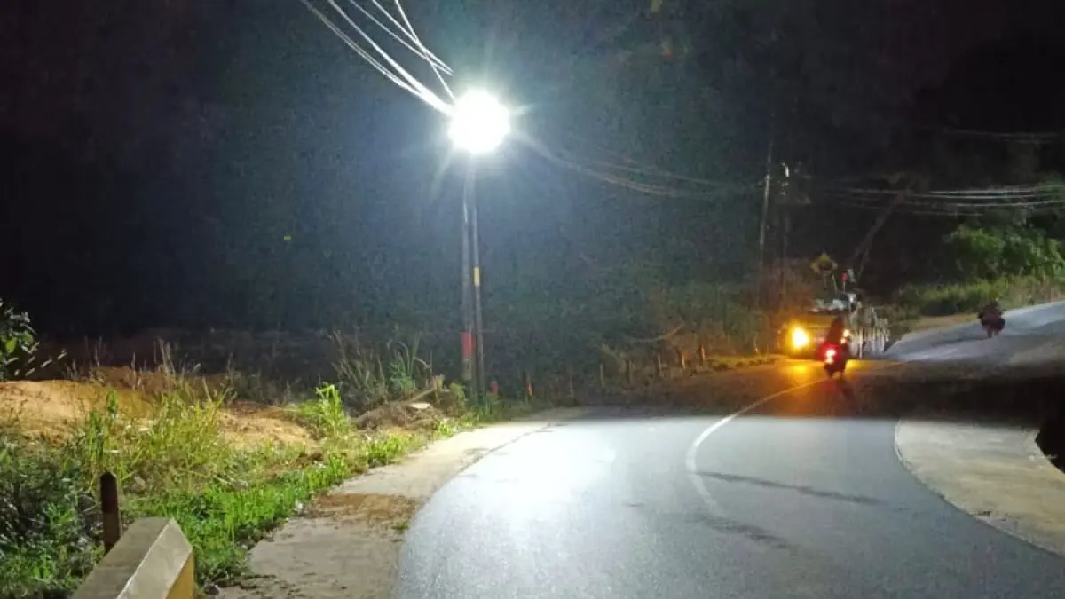 Lampu PJU di jalur wisata Kampung Baru menuju Kampung Bugis, Tanjunguban, Kecamatan Bintan Utara, Bintan, akhirnya kembali menyala, Selasa (25/8/2026). F.Kiriman Wiharjo untuk Batam Pos