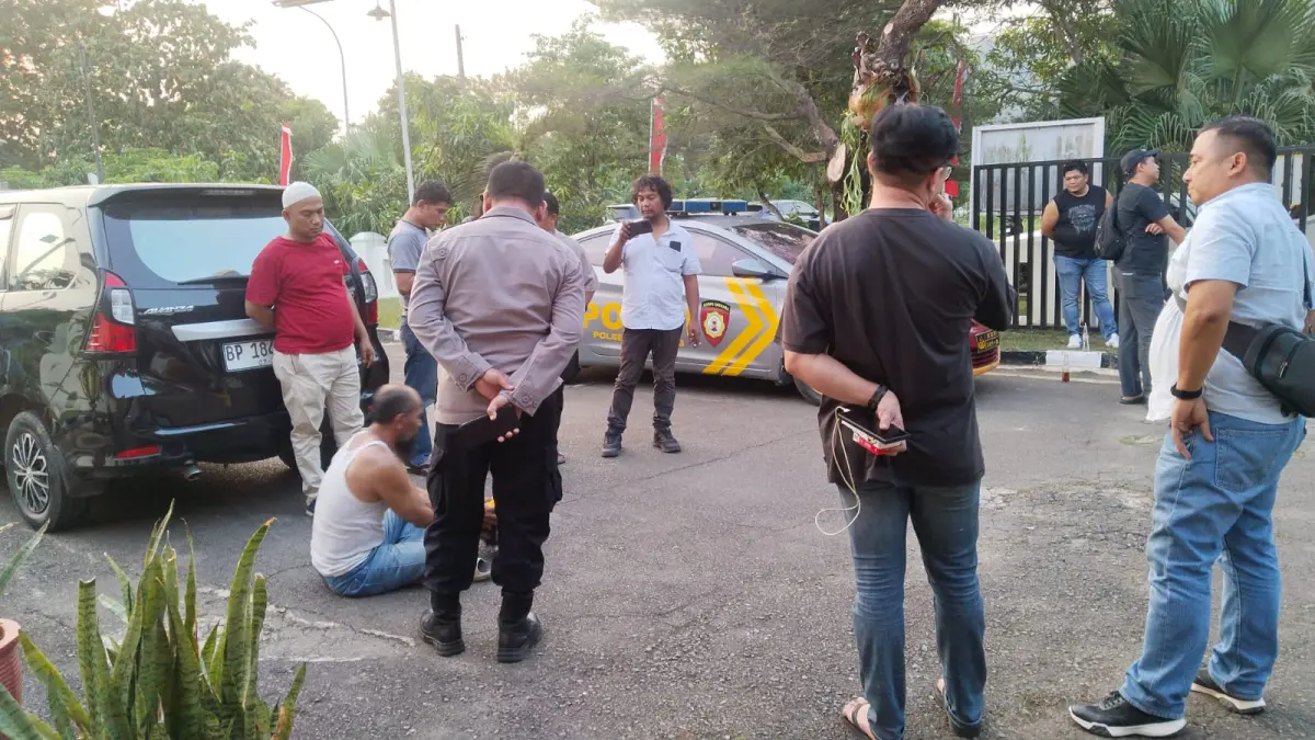 Polisi menangkap SR, pria yang diduga membunuh istri sirinya. F.ist