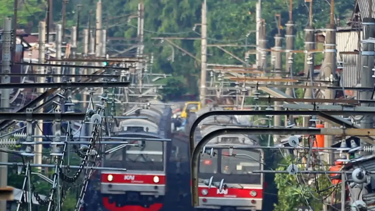 Rangkaian kereta rel listrik (KRL) Tanah Abang-Rangkasbitung melintas di kawasan Pejompongan, Jakarta. (Dery Ridwansah/ JawaPos.com)
