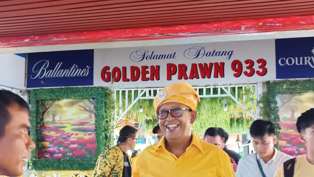 Rizki Faisal Anggota Komisi III DPR RI ketika meninggalkan Golden Prawn 933 Usai membuka Musyawarah Daerah IX Partai Golkar Kota Batam, Selasa (25/8) F. Jamaluddin/Batam Pos 