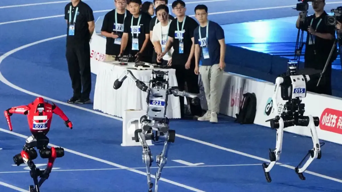 Robot humanoid asal Tiongkok mencuri perhatian dalam ajang World Humanoid Robot Games di Beijing. (Kyodo)