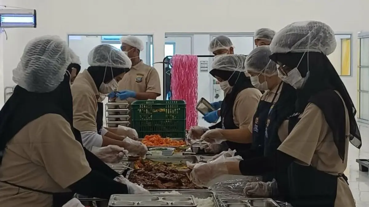 Sejumlah pekerja menyiapkan menu makan bergizi gratis (MBG) di dapur SPPG Polresta Tanjungpinang, Kepri. ANTARA/Ogen 