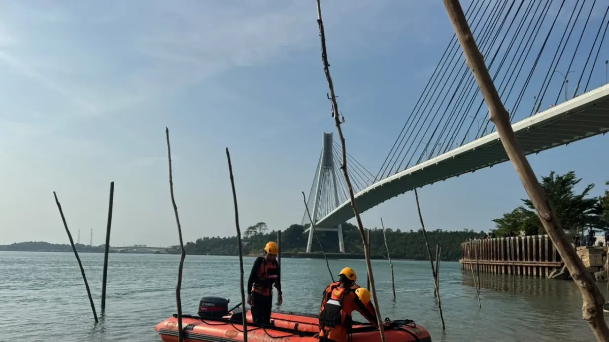 Tim SAR  gabungan melakukan pencarian di perairan sekitar lokasi melompatnya Natalia. F.ist