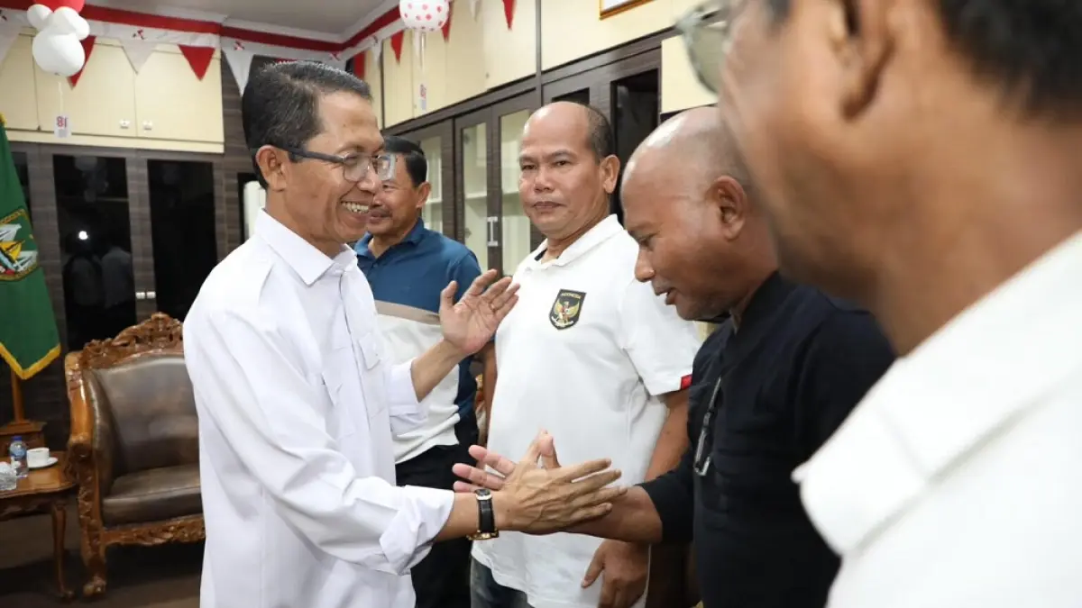 Wali Kota Batam yang juga Kepala BP Batam, Amsakar Achmad, saat menyambut mantan pemain  Timnas Indonesia yang tergabung dalam Timnas Indonesia Legend saat kunjungan ke Kantor Wali Kota Batam, Senin (24/8). Foto: Humas Pemko Batam