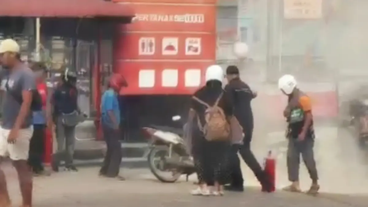 Warga dan petugas memadamkan api yang membakar sepeda motor Honda Supra dengan menggunakan APAR di SPBU Jalan Permaisuri Tanjunguban, Kecamatan Bintan Utara pada Selasa (25/8/2026) pagi. F.Screenshot video kiriman Putra untuk Batam Pos.