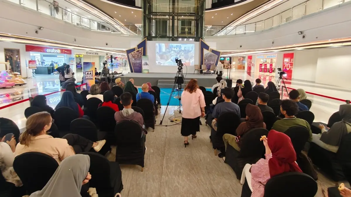 Para peserta usai kegiatan nonton bareng film dokumenter Menolak Punah di Atrium Pollux Mall Batam Center. Puluhan anak muda, pegiat lingkungan, komunitas, aktivis, hingga masyarakat umum mengikuti kegiatan bertajuk “Merdeka atau Punah? Batam, Let’s Talk About Our Future!”. Minggu, (23/8) F. Aliansi Jurnalis Independen Kota Batam