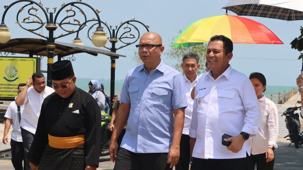 JAM-Intel Kejagung RI, Reda Manthovani saat berkunjung ke Pulau Penyengat bersama Gubernur Kepri Ansar. F. Diskominfo Kepri untuk Batam Pos
