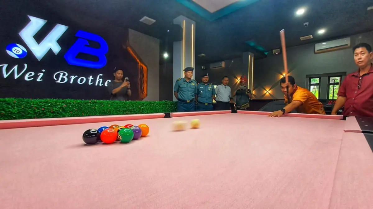 Kadispora, Alfeni Harmi didampingi pemilik Wei Brothers, Hermanto alias Ahuat melakukan pukulan bola pertama saat peninjauan Wei Brothers. F.Slamet Nofasusanto/Batam Pos