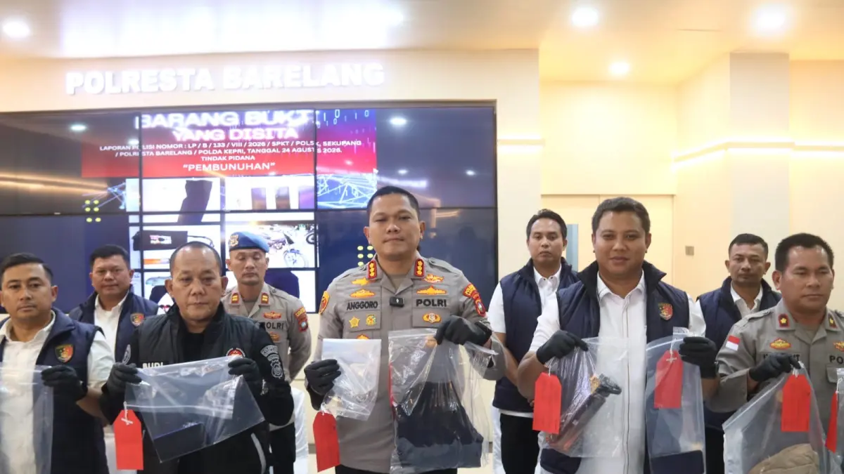 Kapolresta Barelang Kombes Pol Anggoro Wicaksono didamping Kasat Reskrim Polresta Barelang, Kapolsek Sekupang meberikan keterangan kasus tindak pidana pembunuhan saat rilis di Mapolresta Barelang, Rabu (26/8). F Cecep Mulyana/Batam Pos