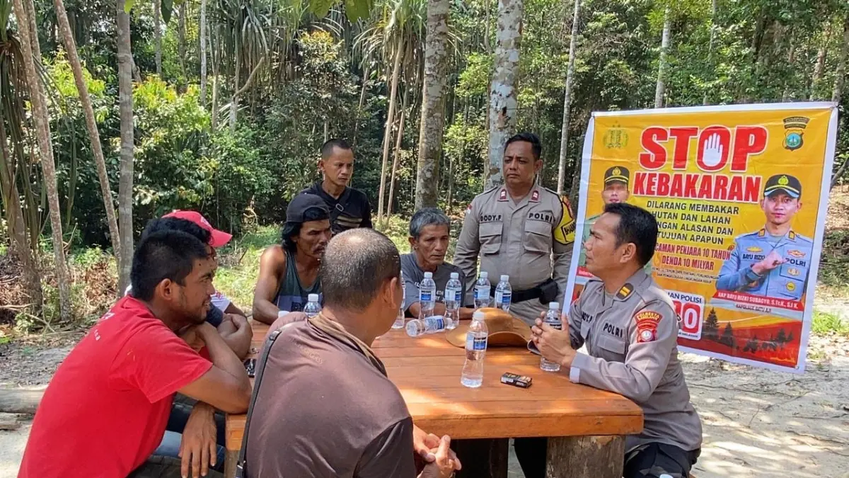 Personel Polsek Batuaji menyambangi Kelompok Tani Hutan Bukit Mata Kucing Lestari, Rabu (26/8). F.Rengga/Batam Pos