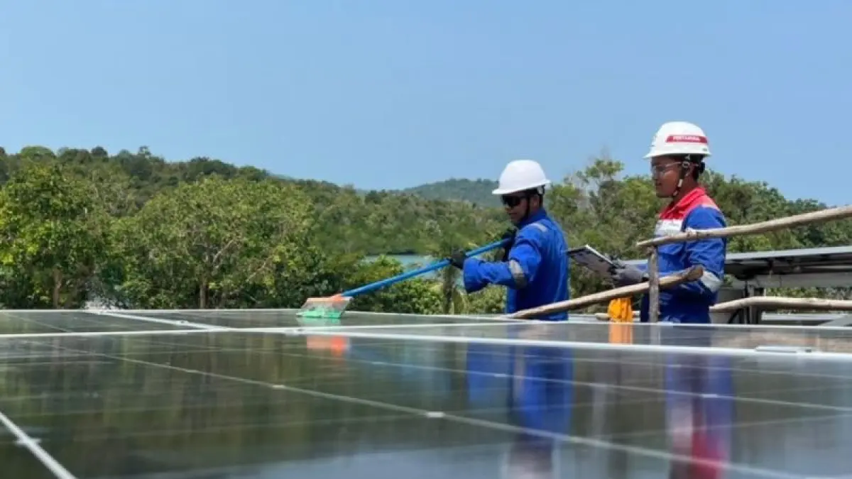 PLTS di Pulau Sembur yang sedang dibersihkan oleh petugas Pertamina saat peluncuran PLTS 100 GWp di Pulau Sembur Batam, Kepri, Selasa (25/8/2026). ANTARA/Angiela 