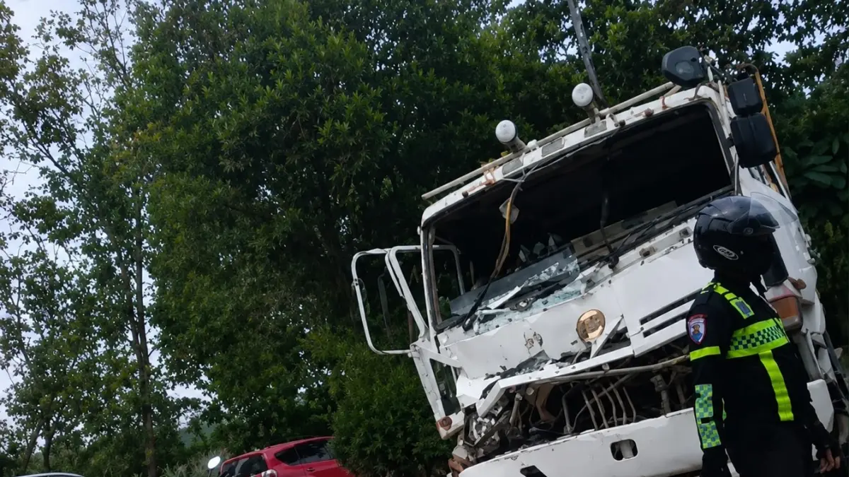 Truk yang mengalami kecelakaan di Mukakuning dan menyebabkan kemacetan total. F.Eusebius/Batam Pos
