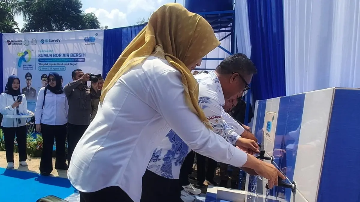 Wakil Gubernur Kepri, Nyanyang Haris Pratamura, dan Wakil Bupati Bintan, Deby Maryanti, mencoba air dari sumber sumur bor di Masjid At Taubah, Desa Toapaya Selatan, Kecamatan Toapaya pada Selasa (25/8/2026). Foto: Slamet Nofasusanto/Batam Pos