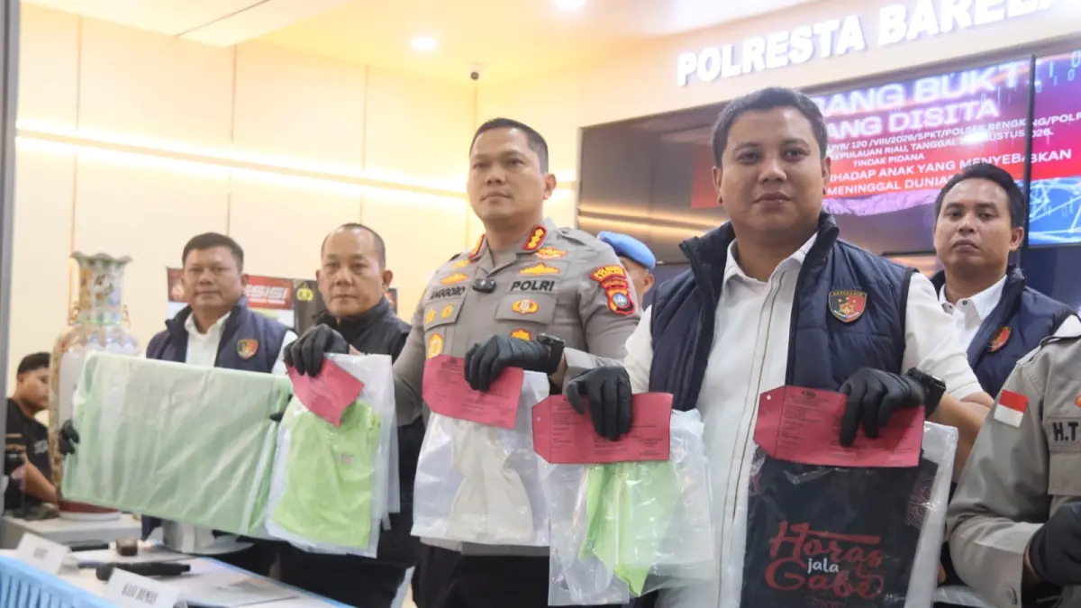 Kapolresta Barelang Kombes Pol Anggoro Wicaksono didamping Kasat Reskrim Polresta Barelang, kanit Reskrim Polsek Bengkong meberikan keterangan kasuspenganiyaan yang mengakibatkan korban meninggal dunia pidana pembunuhan saat rilis di Mapolresta Barelang, Rabu (26/8). F Cecep Mulyana/Batam Pos