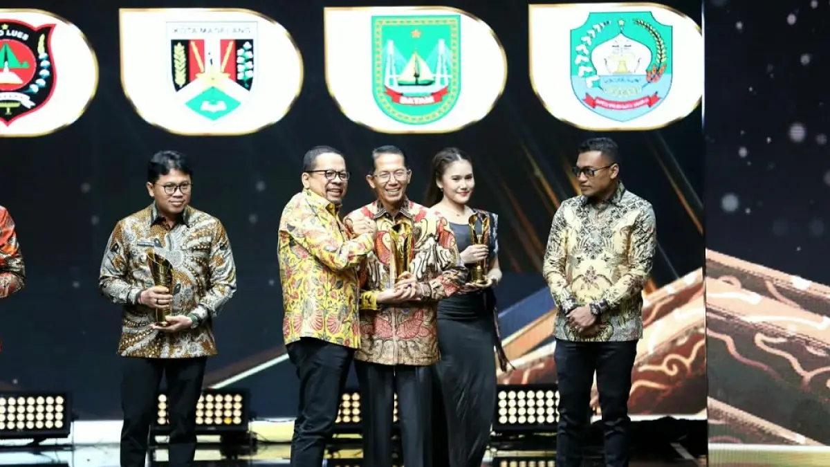 Wali Kota Batam, Amsakar Achmad, menerima penghargaan kategori Pembangunan Ekonomi Daerah dalam ajang Pemimpin Daerah Awards 2026 yang diserahkan oleh Kepala Badan Komunikasi Pemerintah RI, Muhammad Qodari, di Jakarta Concert Hall (JCH), Gedung iNews Tower, Jakarta, Kamis (27/8/2026). Foto: Humas Diskominfo Batam untuk Batam Pos