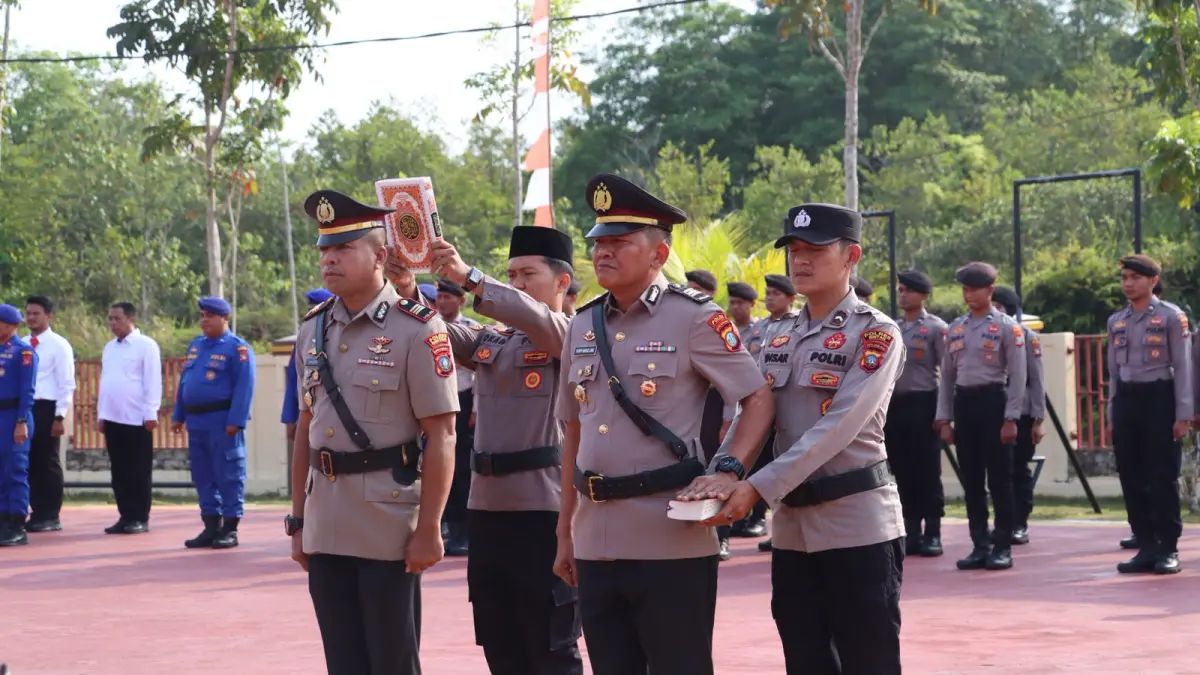 Dua pejabat baru diambil sumpah dalam Upacara Penyerahan Tugas Tanggung Jawab Jabatan di Mapolres Bintan, Bintan Buyu pada Kamis (27/8/2026). F.Kiriman H.P Bako untuk Batam Pos.