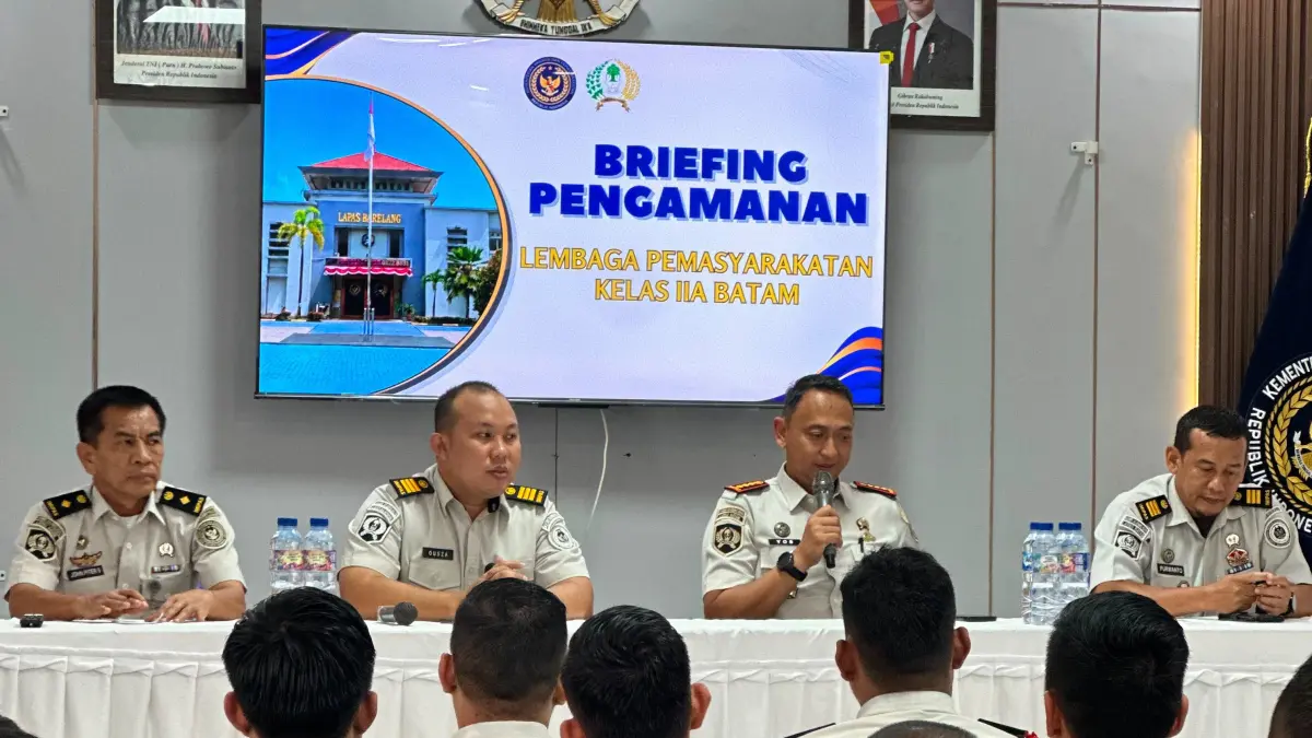 epala Lembaga Pemasyarakatan (Lapas) Kelas IIA Batam Yosafat Rizanto memberikan pengarahan ke jajaran, Rabu (26/8). F.Ist