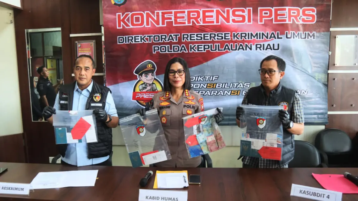 Direktur Reserse Kriminal Umum Polda Kepri Kombes Pol Ronni Bonic, didampingi Kabid Humas Polda Kepri Kombes Nona Procilia Ohei dan Kasubdit 4 merilis pengungkapan tindak pidana perdagangan orang di Mapolda Kepri, Kamis (27/8). F Cecep Mulyana/Batam Pos