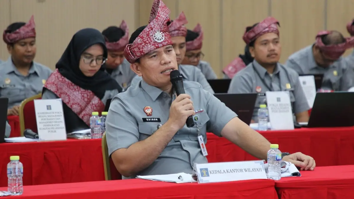 Kakanwil Kemenkum Kepri, Edison Manik saat menyampaikan pemaparannya saat evaluasi penilaian predikat Wilayah WBBM. F. Kemenkum Kepri untuk Batam Pos