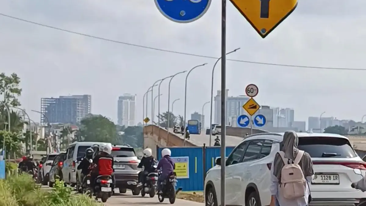 Kendaraan roda dua dan roda empat melintasi trotoar pejalan kaki di Jalan Gajah Mada, Batam, Kamis (27/8). Penutupan sebagian ruas jalan akibat proyek perbaikan membuat pengendara menggunakan trotoar sebagai jalur alternatif. F. Jamaluddin/Batam Pos