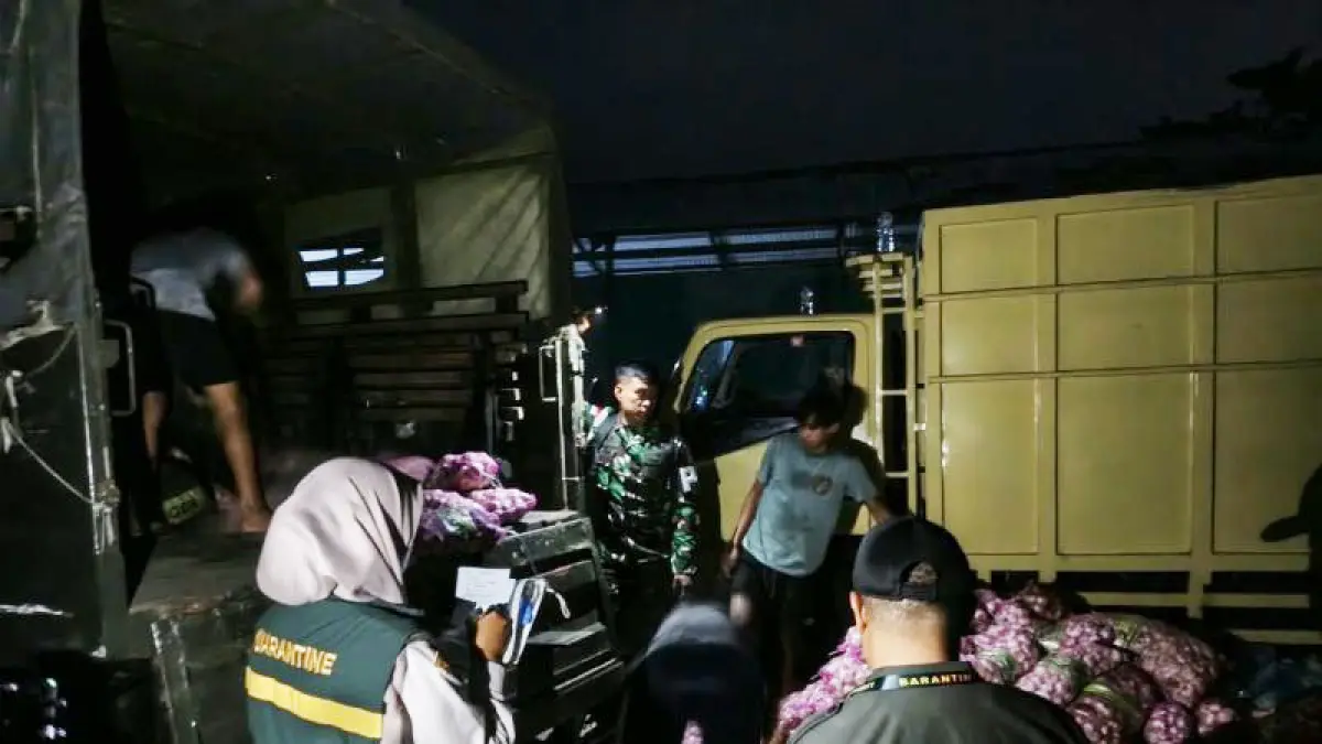 Petugas saat memeriksa bawang yang ditemukan di salah satu truk di Pelabuhan Penangi, Kabupaten Natuna, Provinsi Kepulauan Riau pada Rabu (26/8/2026). ANTARA/Muhamad Nurman 