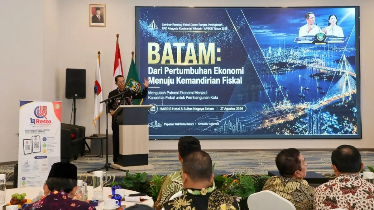 Wali Kota Batam, Amsakar Achmad, memaparkan ruang fiskal Kota Batam saat acara Seminar Rembug Fiskal Komisariat Wilayah (Komwil) I Asosiasi Pemerintah Kota Seluruh Indonesia (APEKSI) 2026. Foto: Humas Diskominfo Batam/Ade Rahmatullah